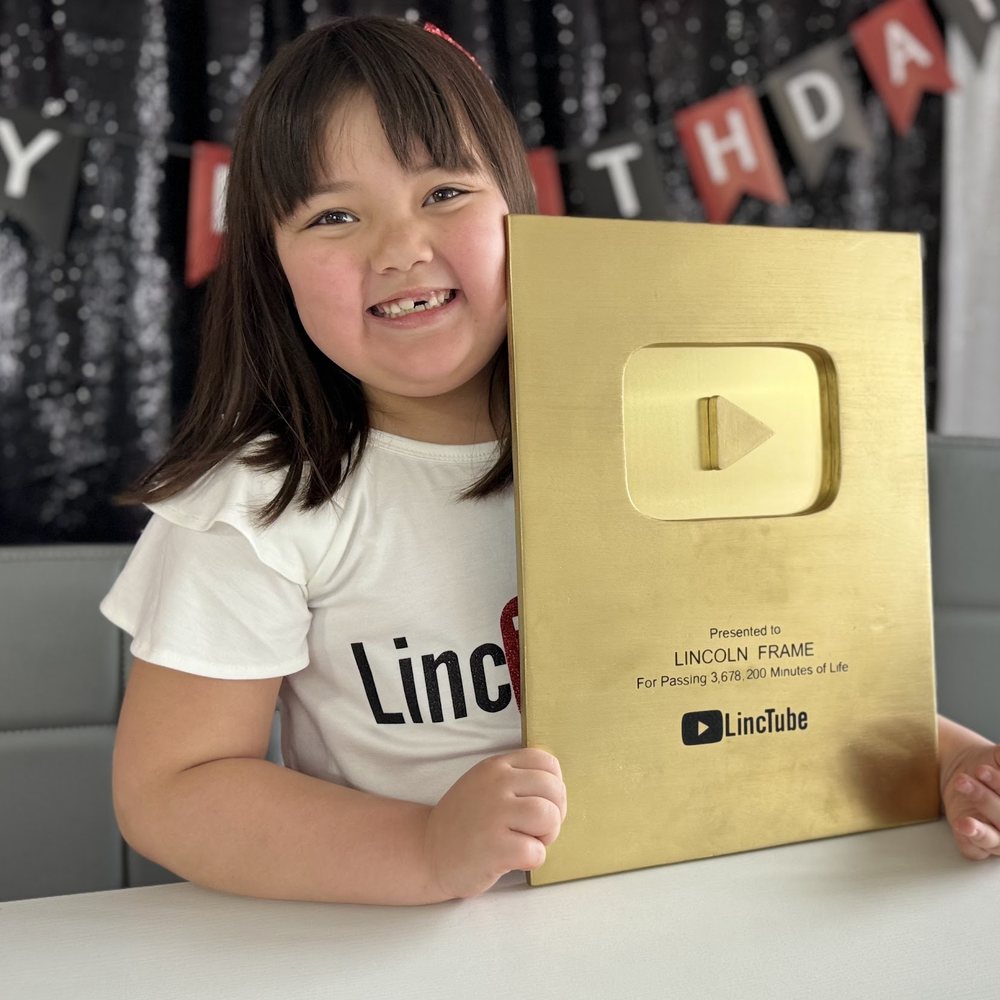 Lincoln holding her gold play button award